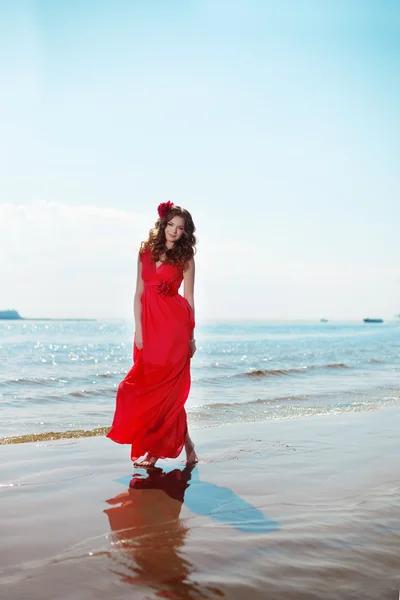 Bella donna in un abito rosso brillante — Foto Stock
