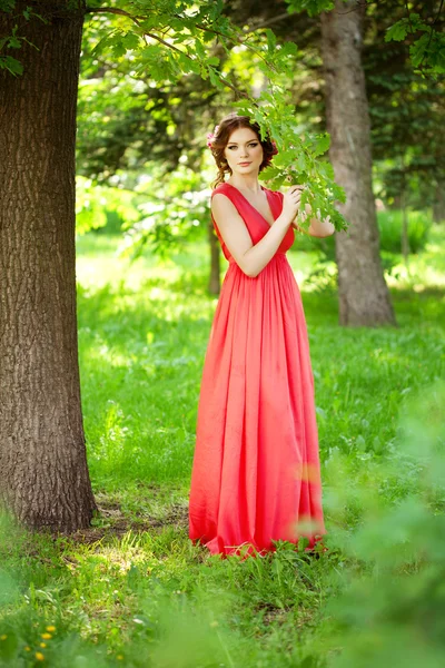 Hermosa mujer con una flor en el peinado — Foto de Stock