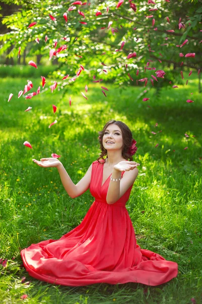 Schöne Frau mit einer Blume in der Frisur — Stockfoto