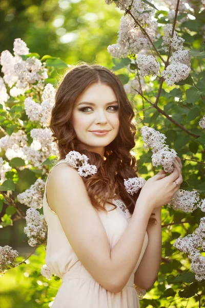 Vrouw en bloemen — Stockfoto