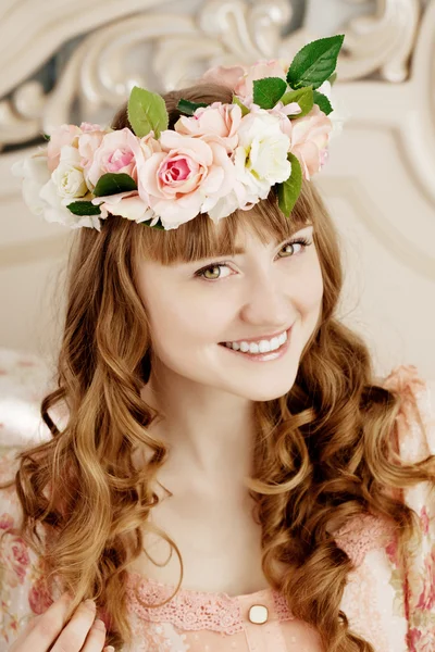 Beautiful woman in a bedroom — Stock Photo, Image