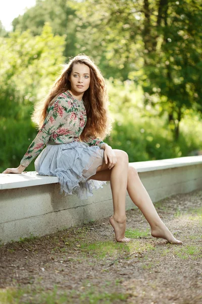 Bella giovane donna all'aperto — Foto Stock