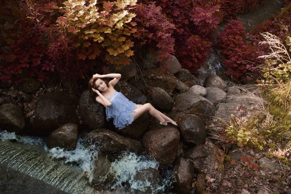 Vacker kvinna i fairy forest — Stockfoto