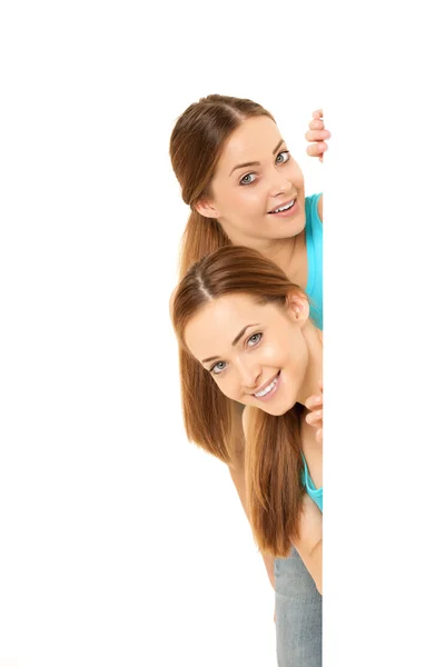 Duas mulheres sorridentes segurando cartaz branco em branco — Fotografia de Stock