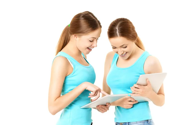 Dos mujeres sonrientes sosteniendo la tableta —  Fotos de Stock