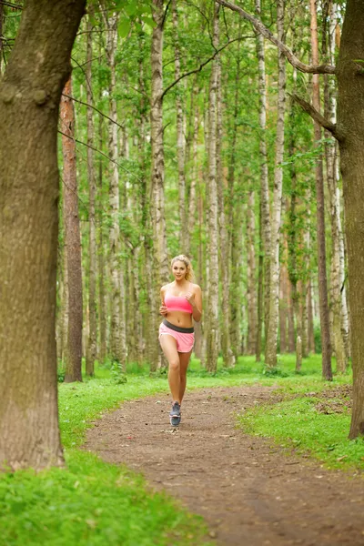 Wanita sedang berolahraga, berlari di taman — Stok Foto