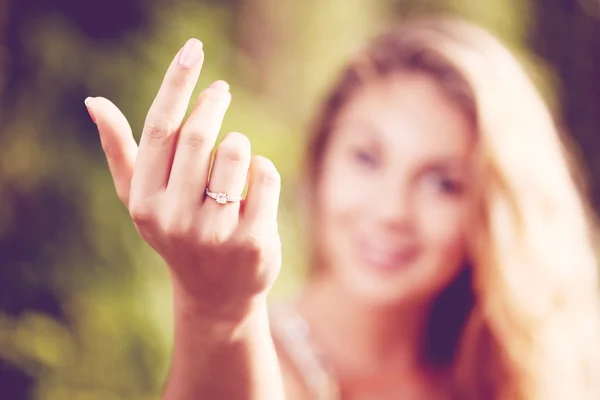 Vrouw in een lichte jurk vliegen in het bos — Stockfoto