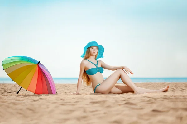 Mulher bonita na praia junto ao mar — Fotografia de Stock