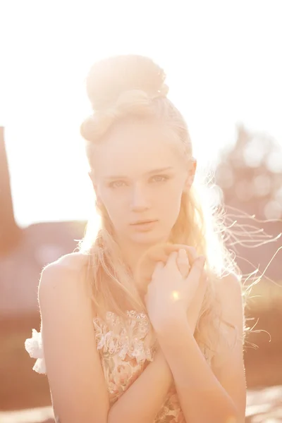 Mooie slanke vrouw in het dorp — Stockfoto