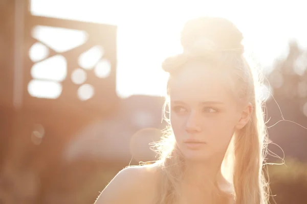 Mooie slanke vrouw in het dorp — Stockfoto