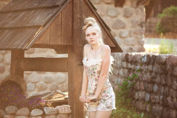 Schöne schlanke Frau im Dorf — Stockfoto