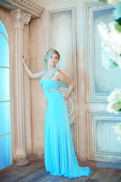 Mulher de luxo em vestido elegante em interior rico — Fotografia de Stock