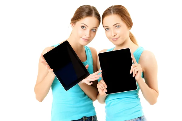 Dvě usmívající se ženy držící tabletový počítač Stock Obrázky