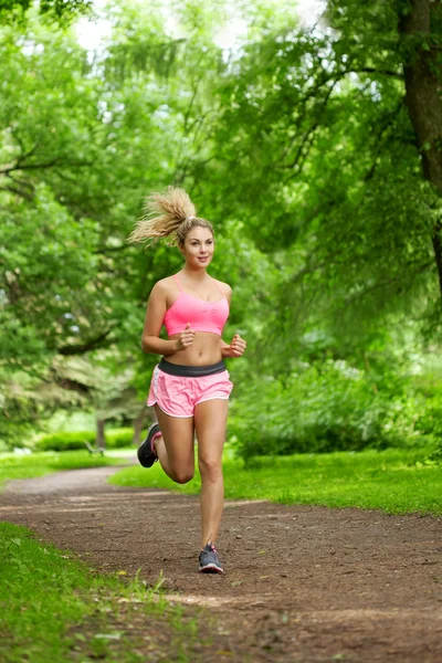 Donna che fa sport, corre nel parco Foto Stock