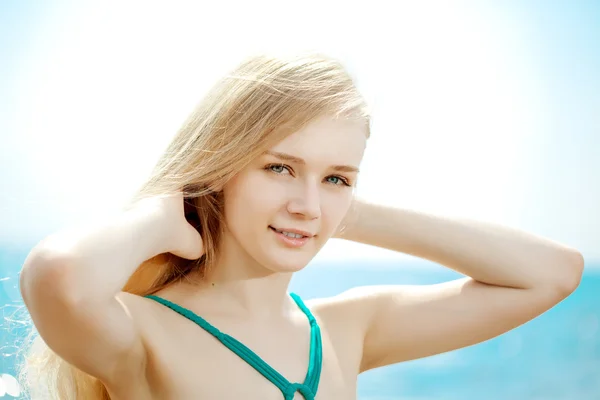 Hermosa mujer en la playa junto al mar Fotos de stock