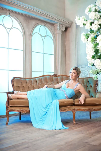 Luxusní žena v módní oblečení v bohatých interiérů Royalty Free Stock Fotografie