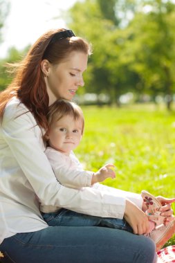 Güzellik anne ve bebek açık havada. doğada mutlu bir aile. Mo
