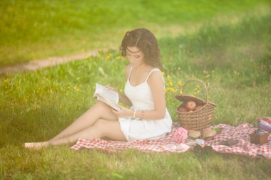 Piknik doğası üzerine güzel bir kadın. güzel genç kız sıklıkta
