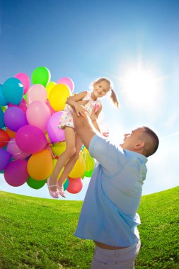 babası kızı atar. familly birlikte parkta ba ile oynama