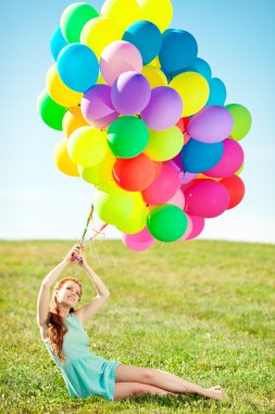 balonları alanına karşı elinde olan lüks moda kadın