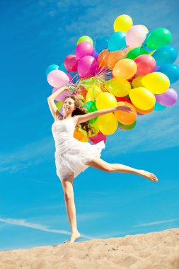 çok renkli gökkuşağı balon olan güzel şık kadın