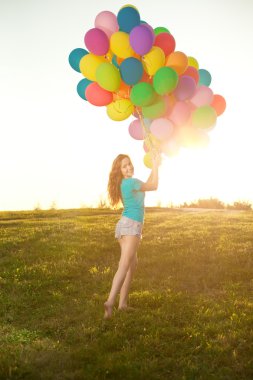 güneşli ve pozitif enerji doğa. genç güzel kız