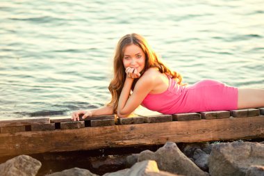 gün batımında sahilde güzellik kadın. doğanın tadını çıkarın. lüks kız r