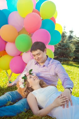 Genç sağlıklı güzellik hamile kadın kocasının ve balon ile