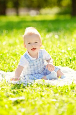 Şirin Bebek parkta çim. açık havada tatlı bebeğim. yürüyüşe gülümseyen duygusal çocuk. bir çocuğun bir gülümseme