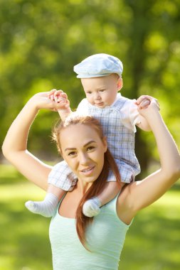 Şirin Bebek anne çim ile yaz Park'ta. Kamil