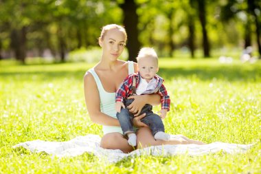 Şirin Bebek anne çim ile yaz Park'ta. Kamil