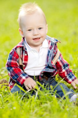 Şirin Bebek yaz Park çim. tatlı bebek sıklıkta