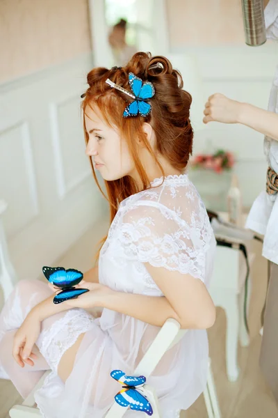 Haarstylist maakt de bruid op de huwelijksdag — Stockfoto