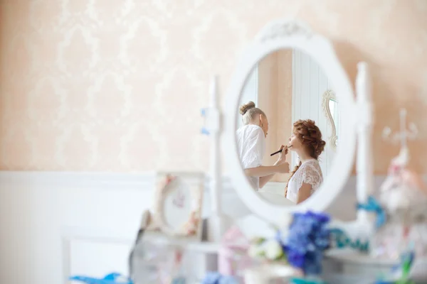 Stylist maakt make-up bruid op de huwelijksdag — Stockfoto