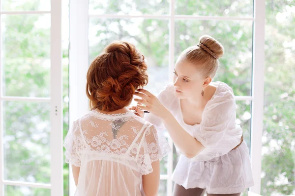 Stylistin macht Make-up Braut am Hochzeitstag — Stockfoto