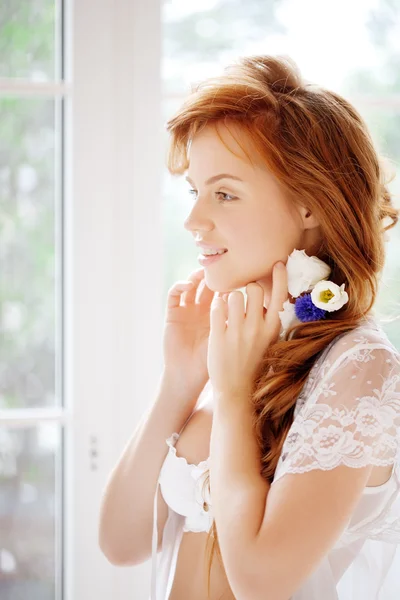 ヘアー スタイリストの結婚式の日に花嫁を作る — ストック写真