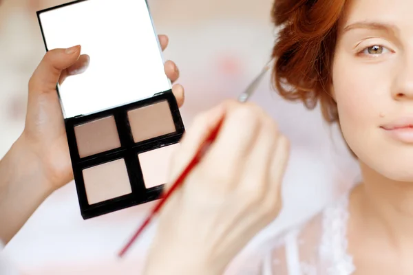 Stylist makes makeup bride before the wedding — Stock Photo, Image