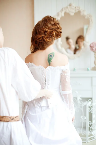 Belle mariée porte robe par styliste — Photo