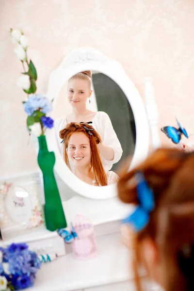 Friseur macht die Braut am Hochzeitstag — Stockfoto