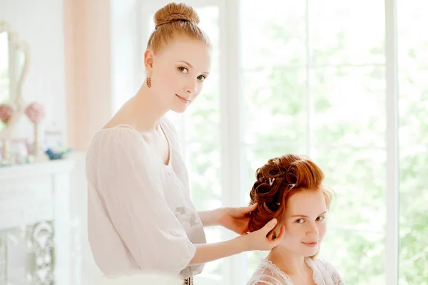 Stylista włosów sprawia, że panna młoda w dniu ślubu — Zdjęcie stockowe