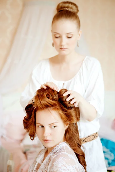 Hair stylist makes the bride before the wedding — Stock Photo, Image