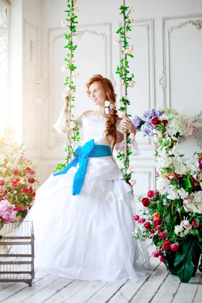 Невеста красоты в роскошном интерьере с цветами — стоковое фото