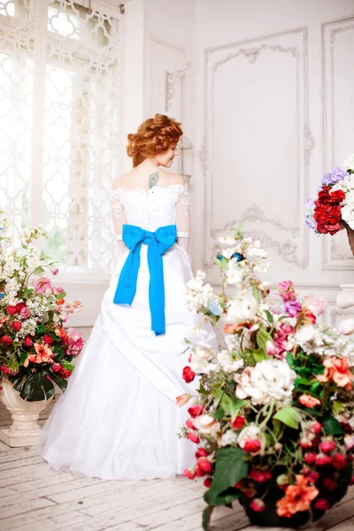 Szépség menyasszony a fényűző belső, virágok — Stock Fotó