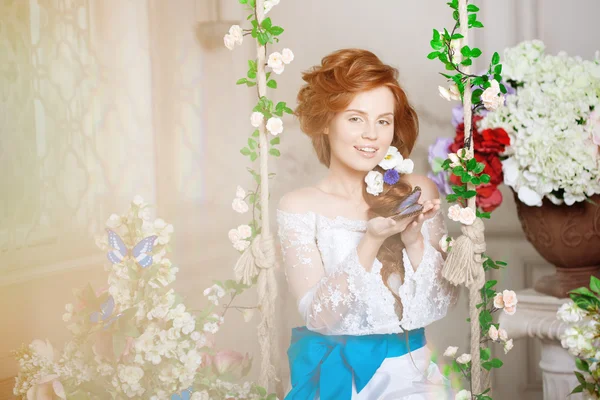 Belleza novia en un interior de lujo con flores —  Fotos de Stock