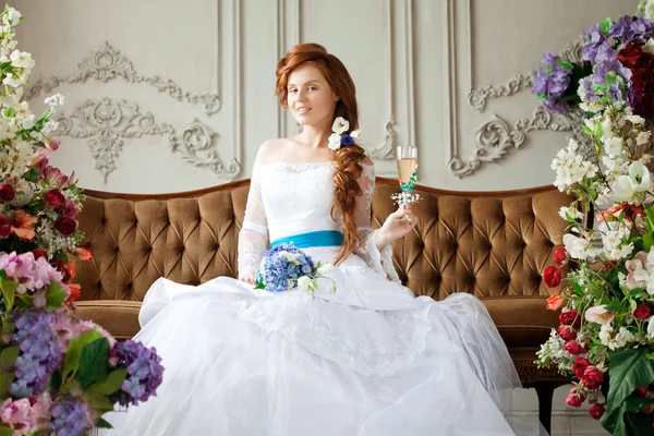 Belleza novia en un interior de lujo con flores — Foto de Stock