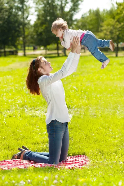 Belleza Mamá y bebé al aire libre. Familia feliz jugando en la naturaleza. Mo. —  Fotos de Stock