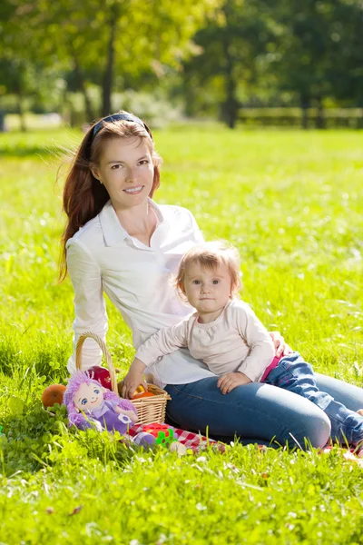 아름다움 엄마와 아기 야외입니다. 자연에서 행복 한 가족입니다. 모 — 스톡 사진