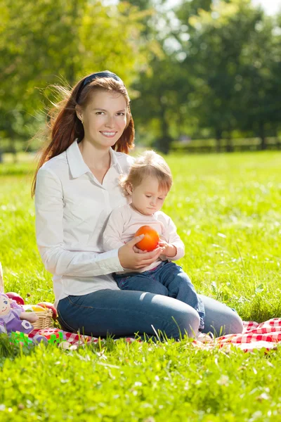 Belleza Mamá y bebé al aire libre. Familia feliz jugando en la naturaleza. Mo. —  Fotos de Stock