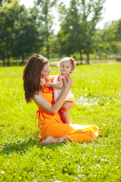 Piękna mama i dziecko na zewnątrz. rodzina szczęśliwy grając w przyrodzie. mo — Zdjęcie stockowe