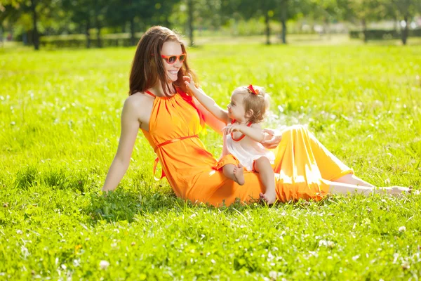 Beauty Mama und Baby im Freien. glückliche Familie spielt in der Natur. mo — Stockfoto